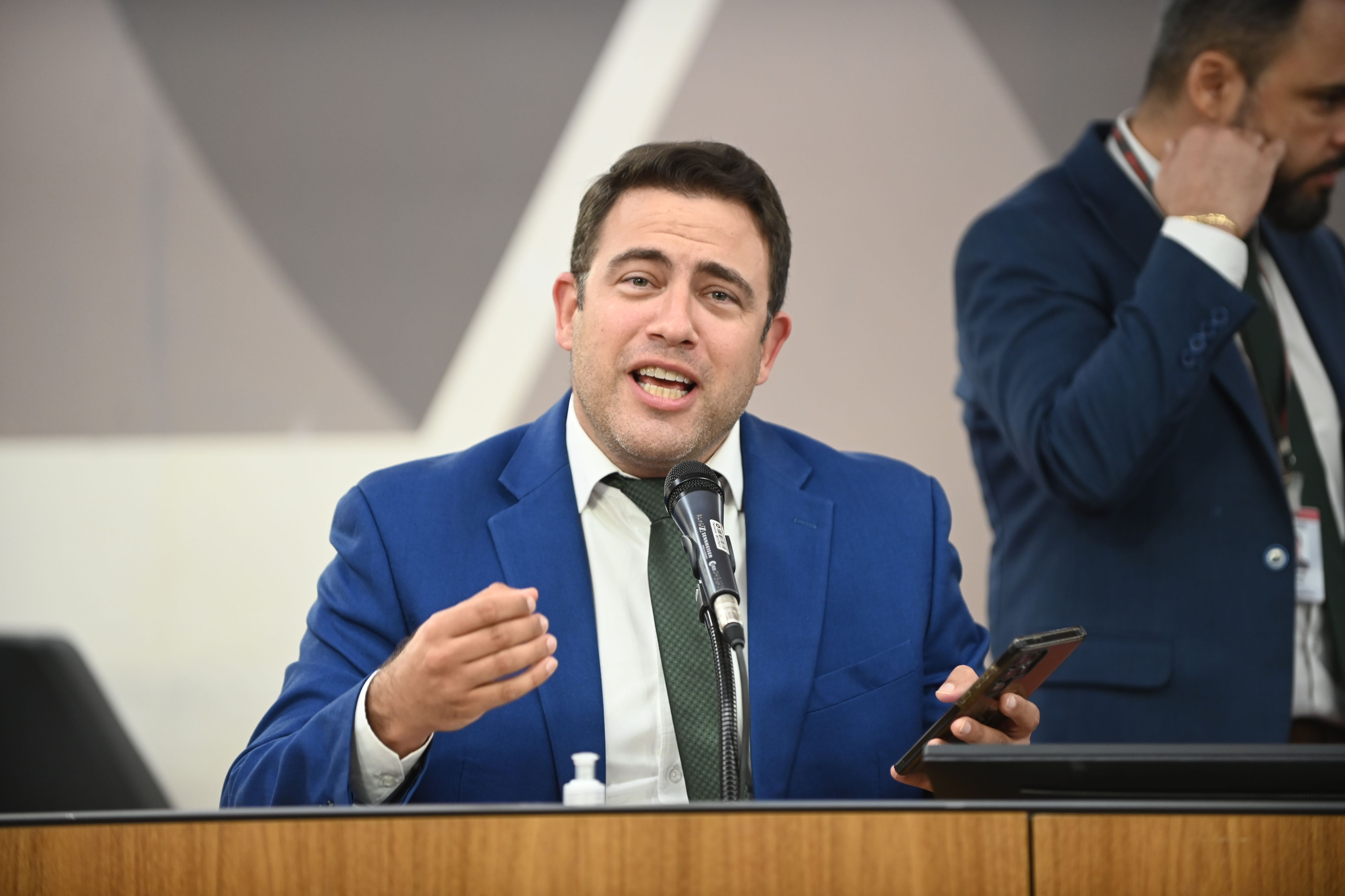 Aliança com Cleitinho ou candidatura própria? Indefinição aumenta divisão do PL de Minas