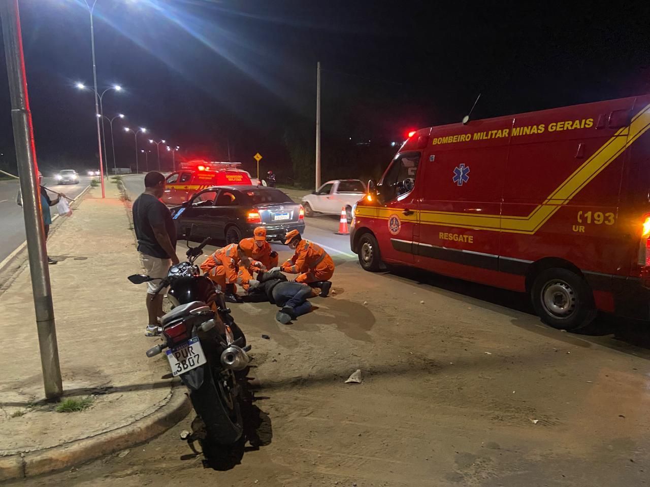 Acidente entre carro e moto deixa jovem ferido perto do Marcão