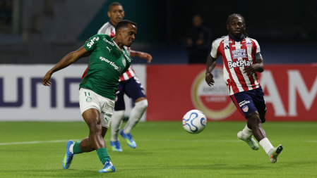 Jhon Arias em jogo do Palmeiras contra o Junior Barranquilla