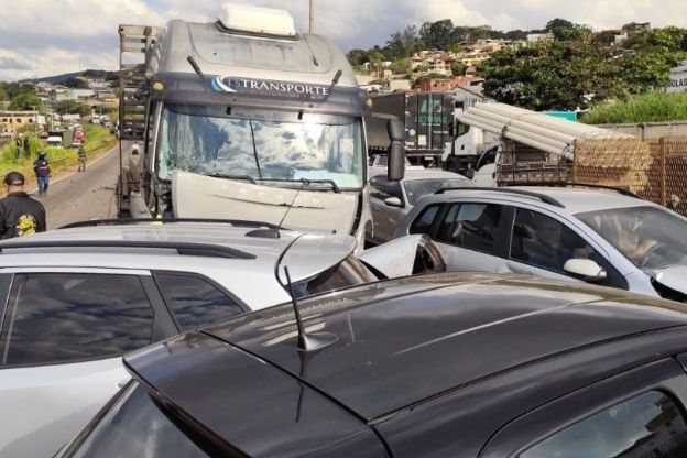 Pista do Anel Rodoviário, em Belo Horizonte, é totalmente liberada após engavetamento
