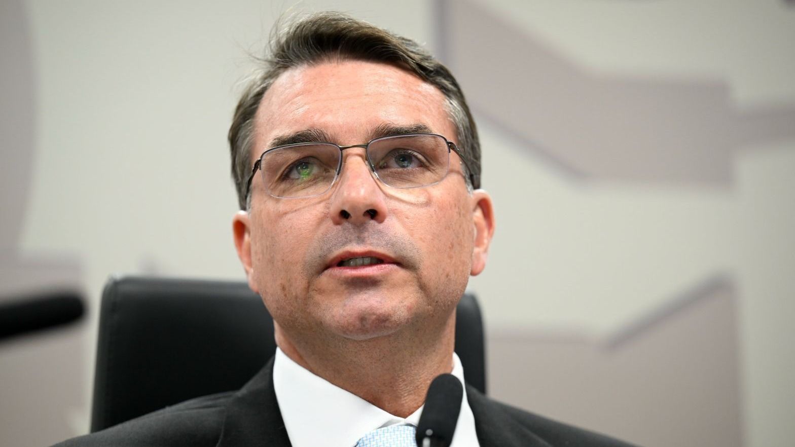 Flávio Bolsonaro critica endividamento da população e defende harmonia entre os poderes