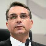 Flávio Bolsonaro critica endividamento da população e defende harmonia entre os poderes