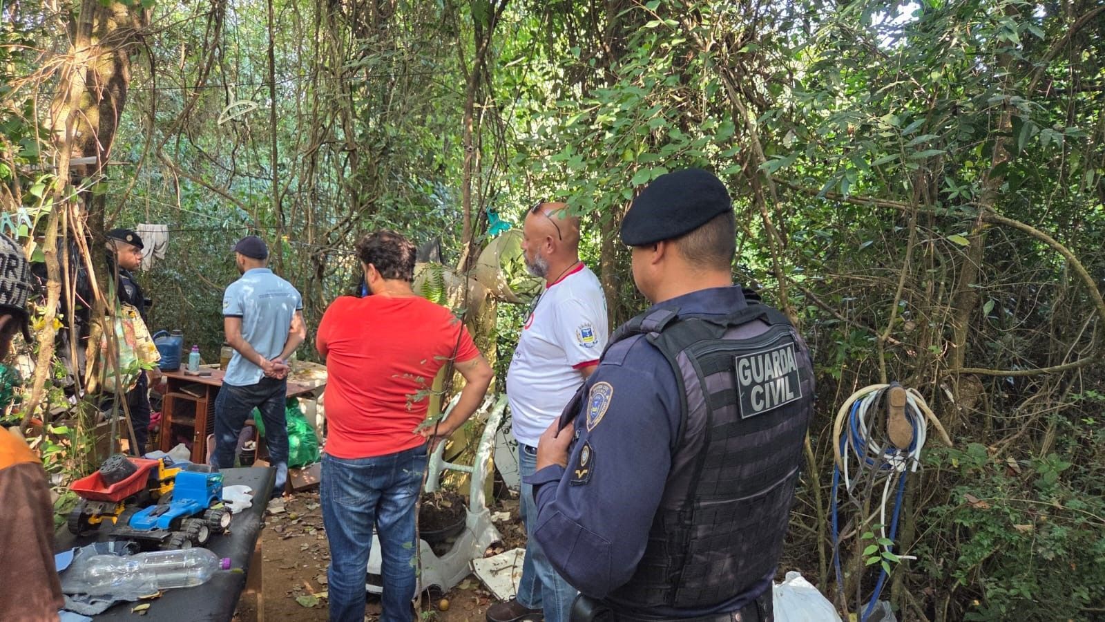 Prefeitura de Varginha desocupa áreas e encaminha moradores de barracos para programas sociais
