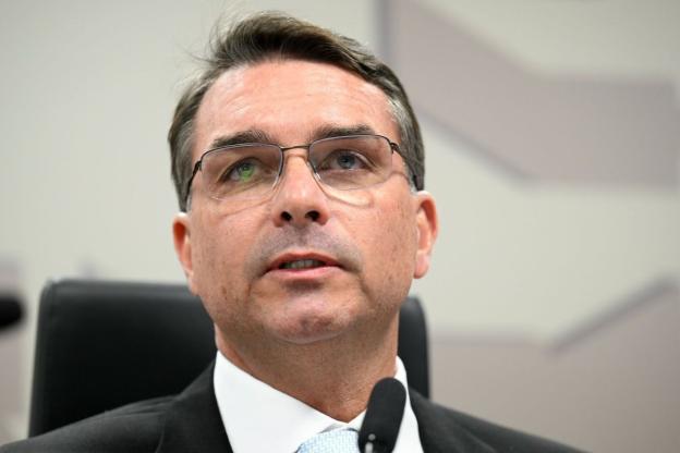 TSE restabelece filiação de Flávio Bolsonaro ao PL e libera registro de candidatura