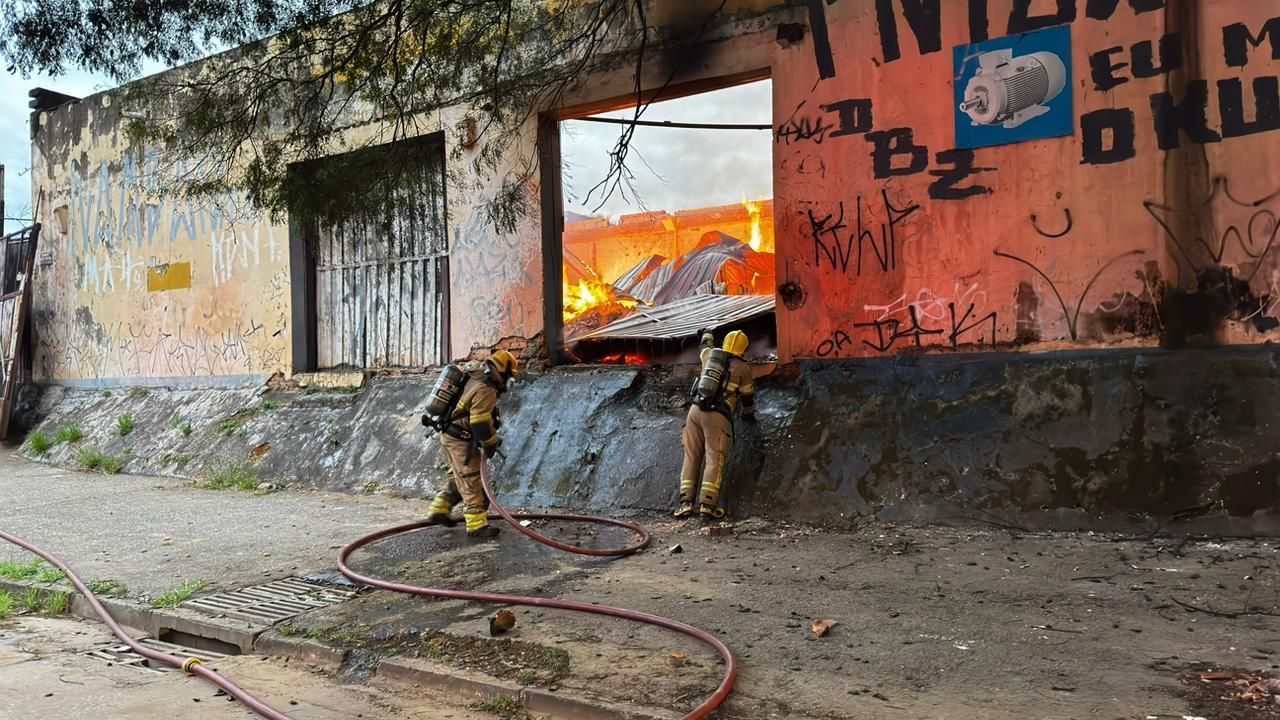 Vídeo: veja imagens do incêndio que destruiu um galpão no Calafate, em BH