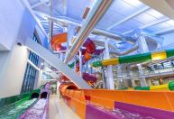 Parque aquático coberto em Portugal atrai famílias durante o ano inteiro