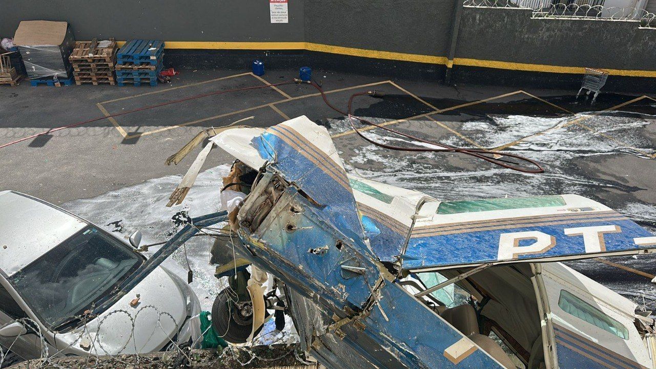 Prefeito confirma morte de dois ocupantes de avião que caiu e atingiu prédio em BH