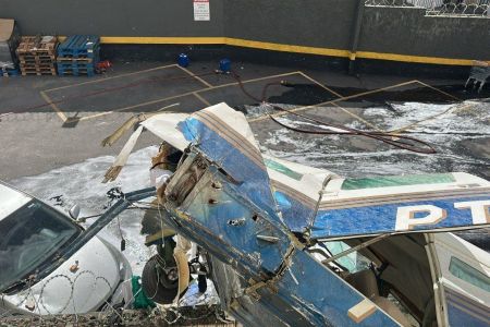 Prefeito confirma morte de dois ocupantes de avião que caiu e atingiu prédio em BH