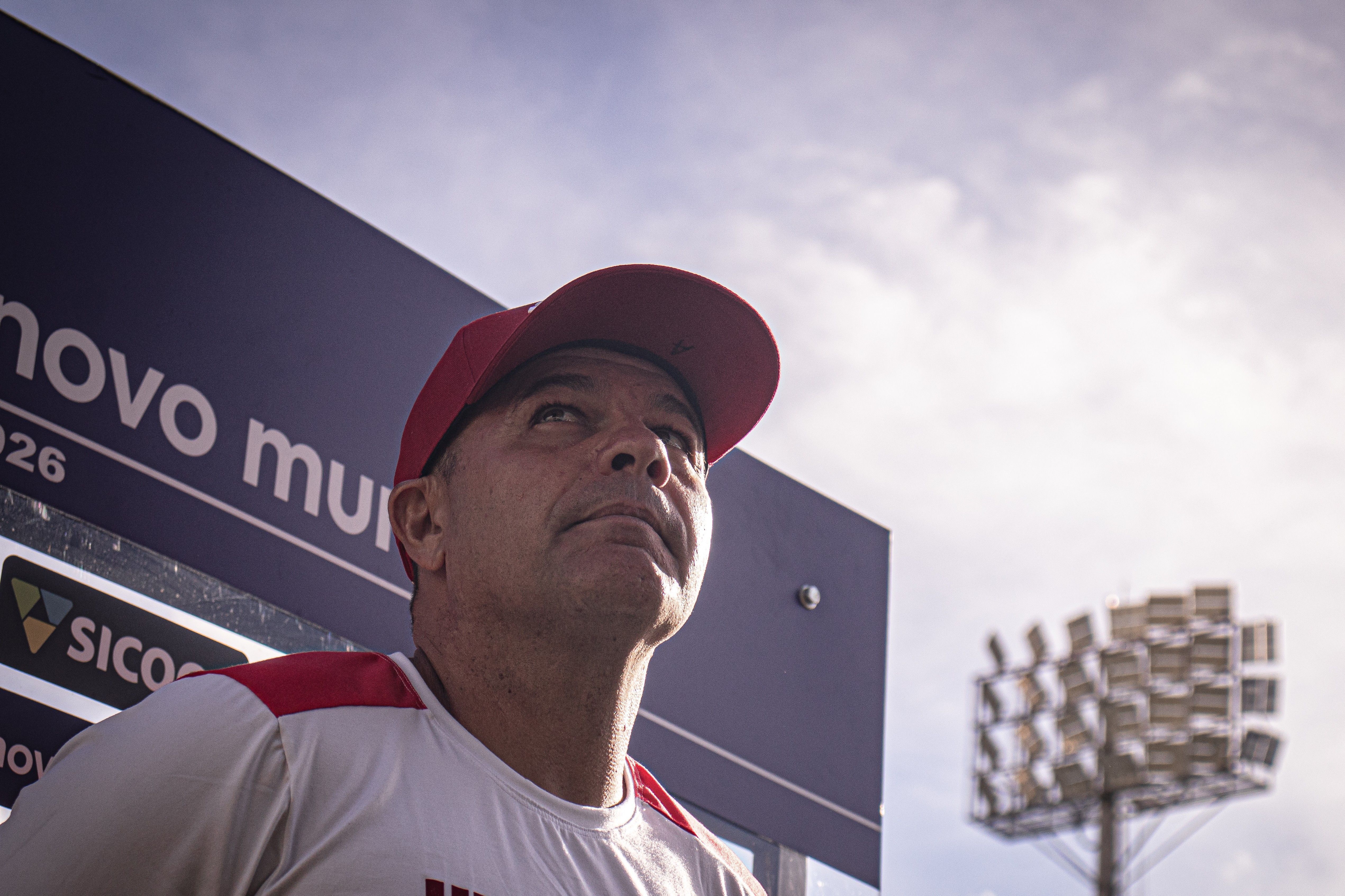 América oficializa contratação de Umberto Louzer, substituto de Roger Silva