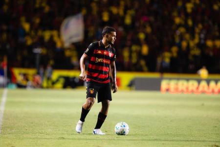 Augusto Pucci em campo pelo Sport na temporada 2026