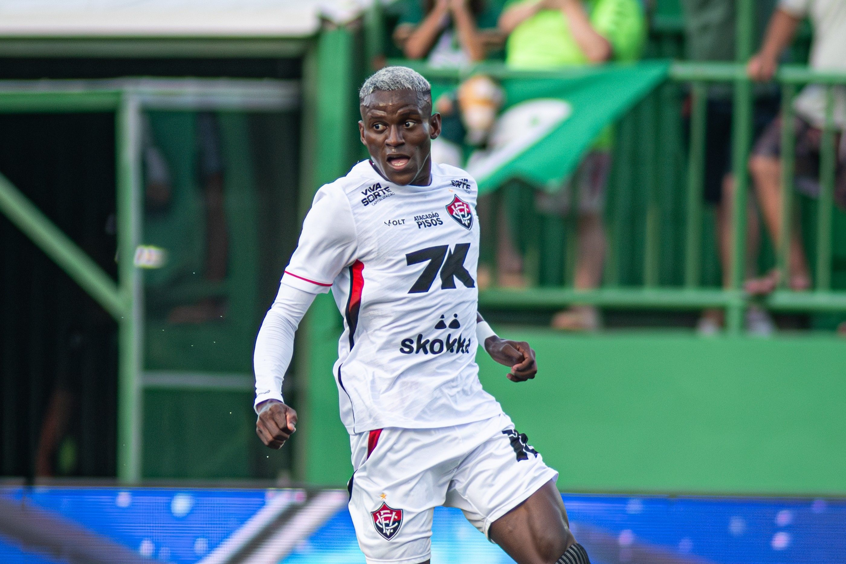 Atacante do Vitória passa por cirurgia e só retorna aos gramados após Copa do Mundo