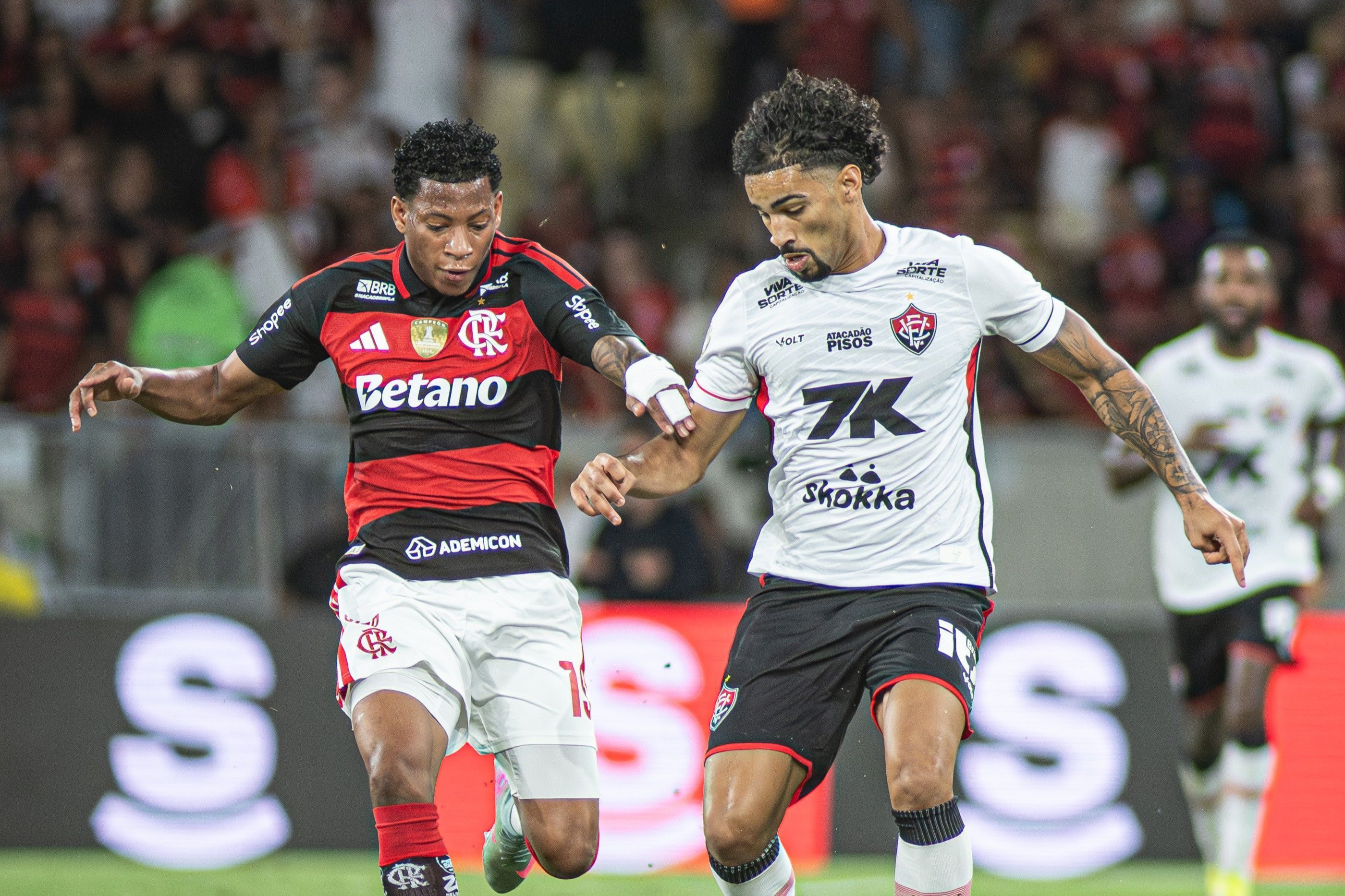 Vitória pede 'arbitragem justa' contra Flamengo, e Leonardo Jardim reage