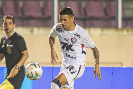 Atacante Erick em ação pelo Vitória contra o Confiança, pela Copa do Nordeste