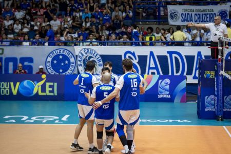 Jogadores do Sada Cruzeiro comemoram ponto sobre o Itambé Minas