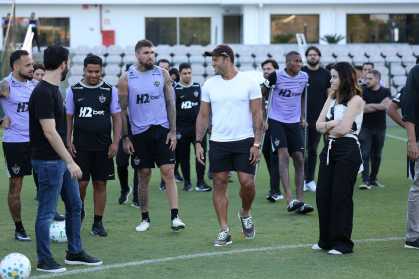 Hulk se despede do elenco do Atlético na Cidade do Galo