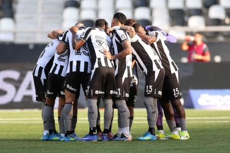 Elenco do Botafogo trabalha apesar da turbulência nos bastidores