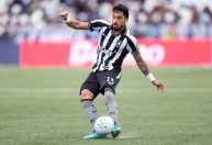 Líder do Botafogo, Alex Telles comenta falta de renovação com o clube