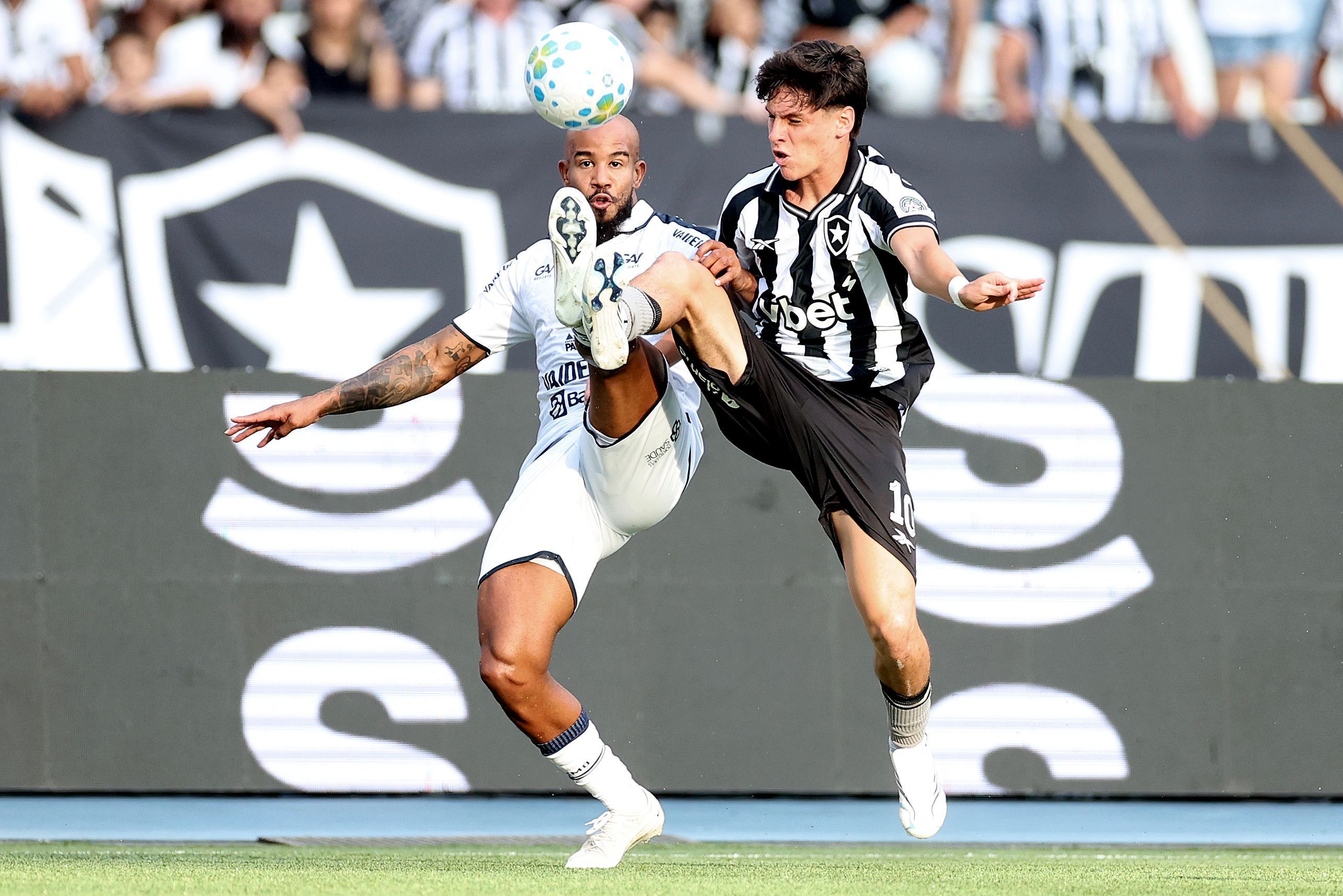 Remo vira sobre Botafogo em pleno Nilton Santos e volta a vencer no Brasileirão