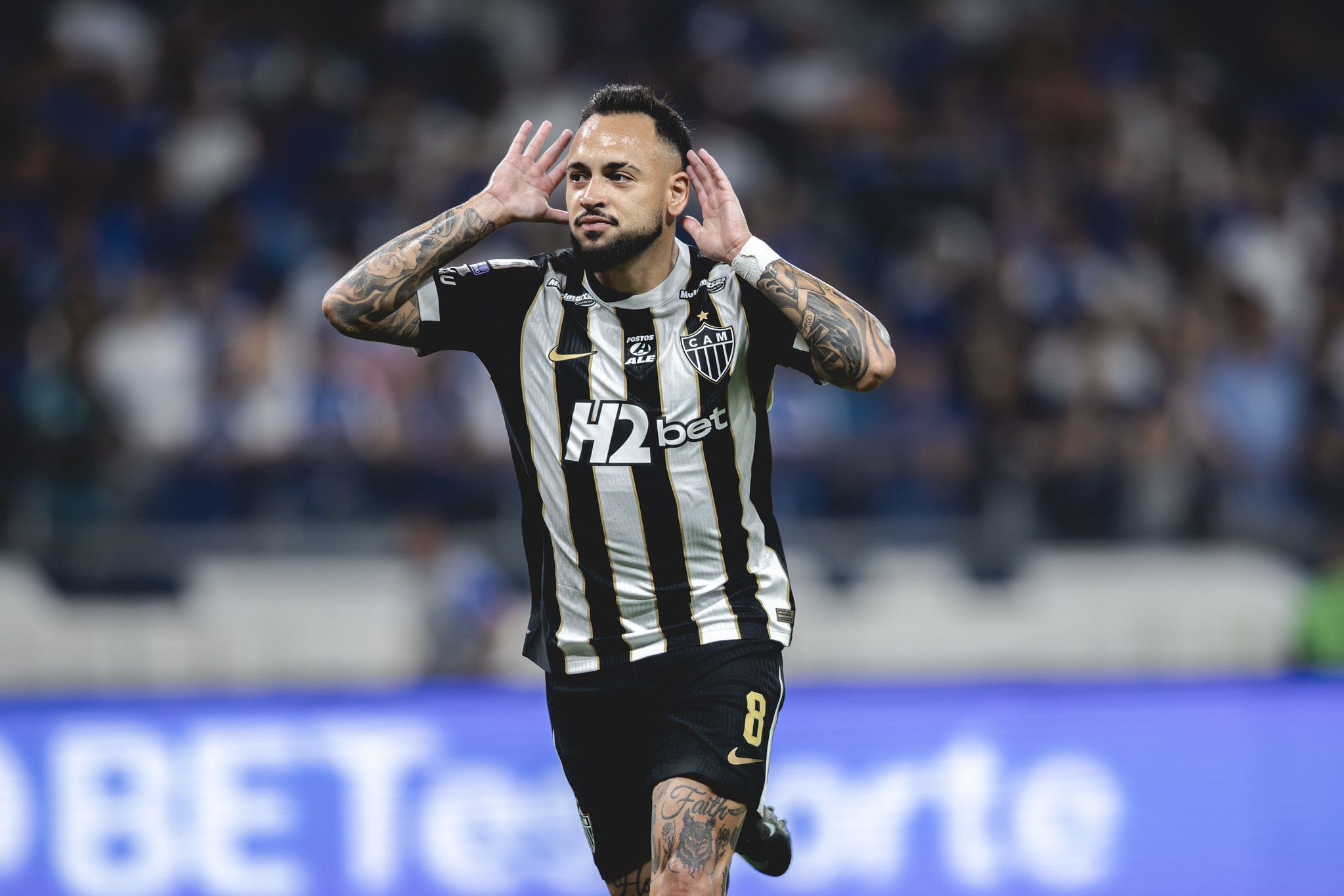 Maycon desencanta com camisa do Atlético e provoca torcida do Cruzeiro