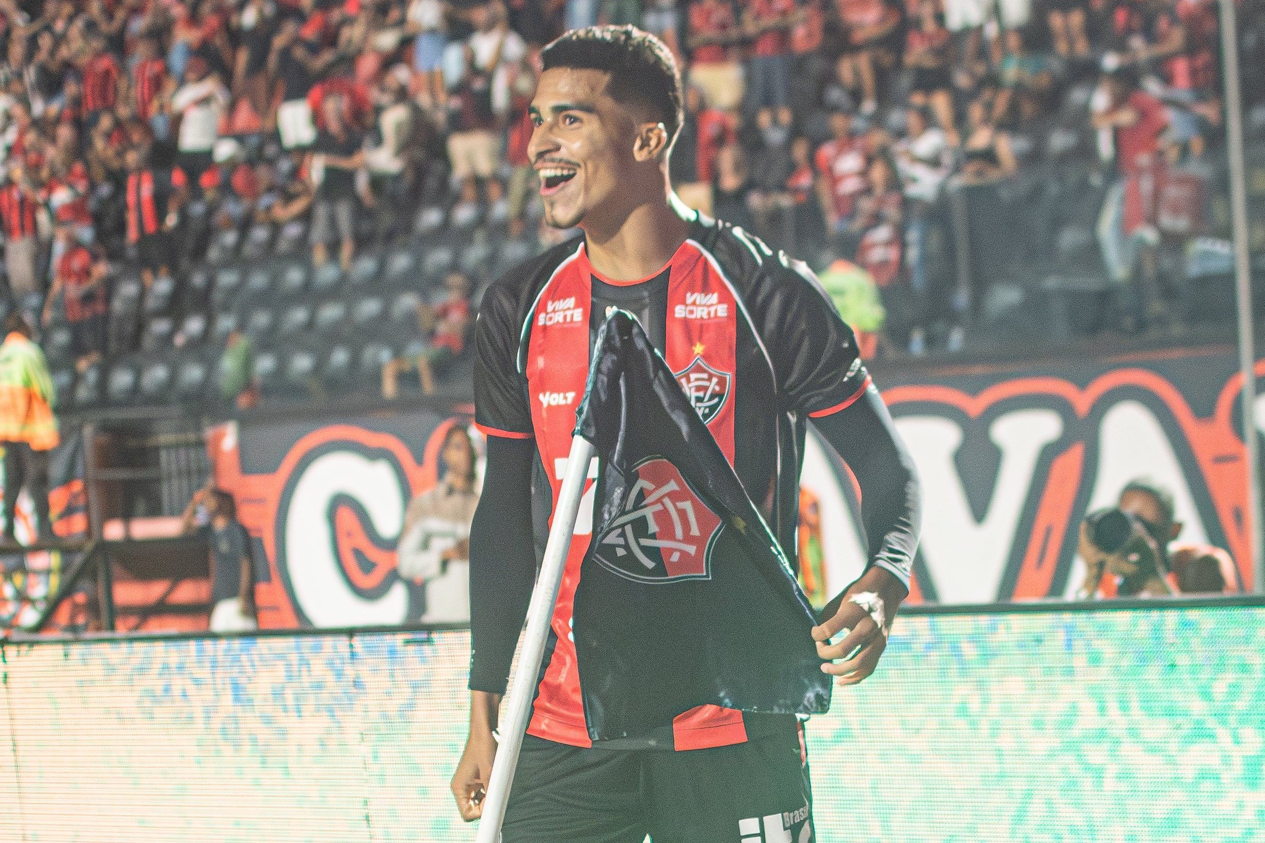Com meta secreta de gols, atacante do Vitória busca artilharia em duas competições