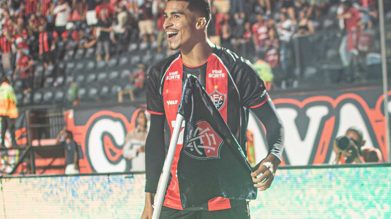 Com meta secreta de gols, atacante do Vitória busca artilharia em duas competições