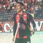 Com meta secreta de gols, atacante do Vitória busca artilharia em duas competições