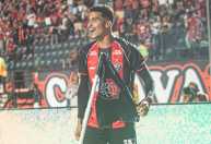 Com meta secreta de gols, atacante do Vitória busca artilharia em duas competições