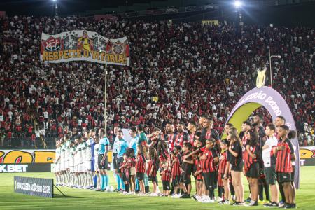 Torcida do Vitória ostra bandeirão cobrando respeito à CBF