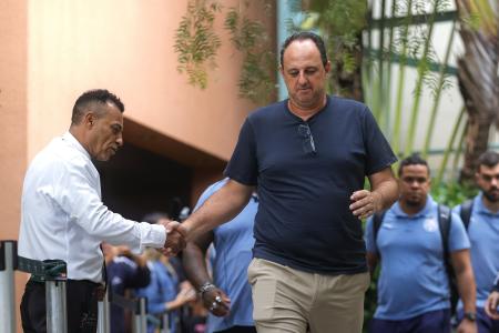 Técnico Rogério Ceni durante chegada ao Estádio Cícero de Souza Marques