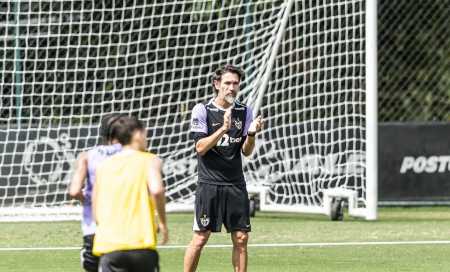 Eduardo Domínguez no comando do treino do Atlético na Cidade do Galo