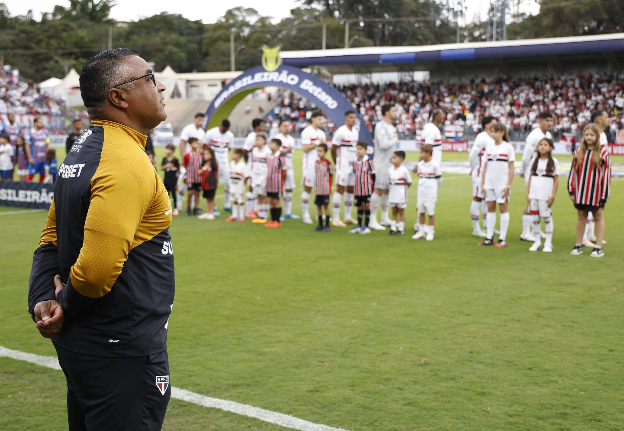 Roger explica novas lesões de jogadores do São Paulo e defende atuação