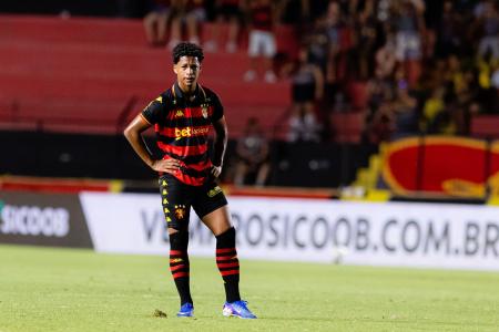 Volante Zé Lucas em campo pelo Sport