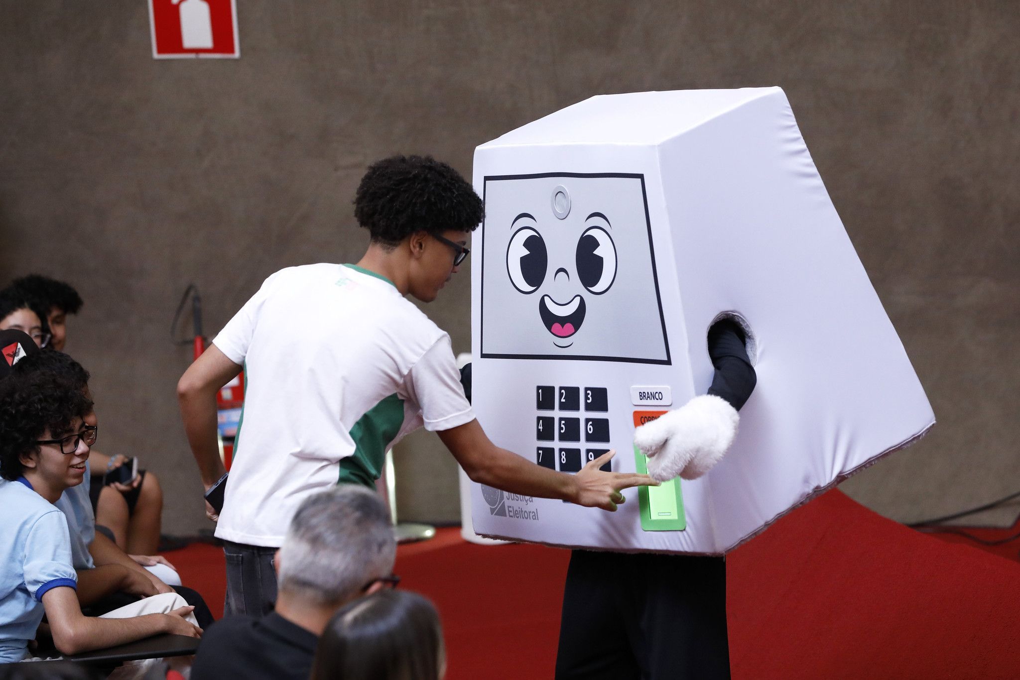 TSE lança 'Pilili' como nova mascote das urnas eletrônicas