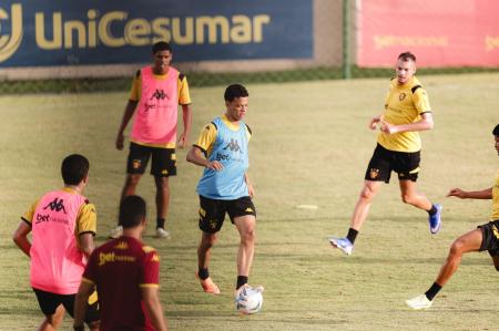 Jogadores do Sport durante treino no CT José de Andrade Médicis