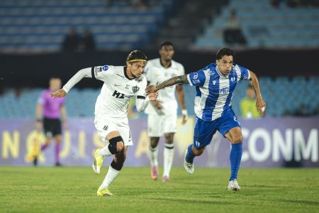 Gustavo Scarpa em ação pelo Atlético na Copa Sul-Americana