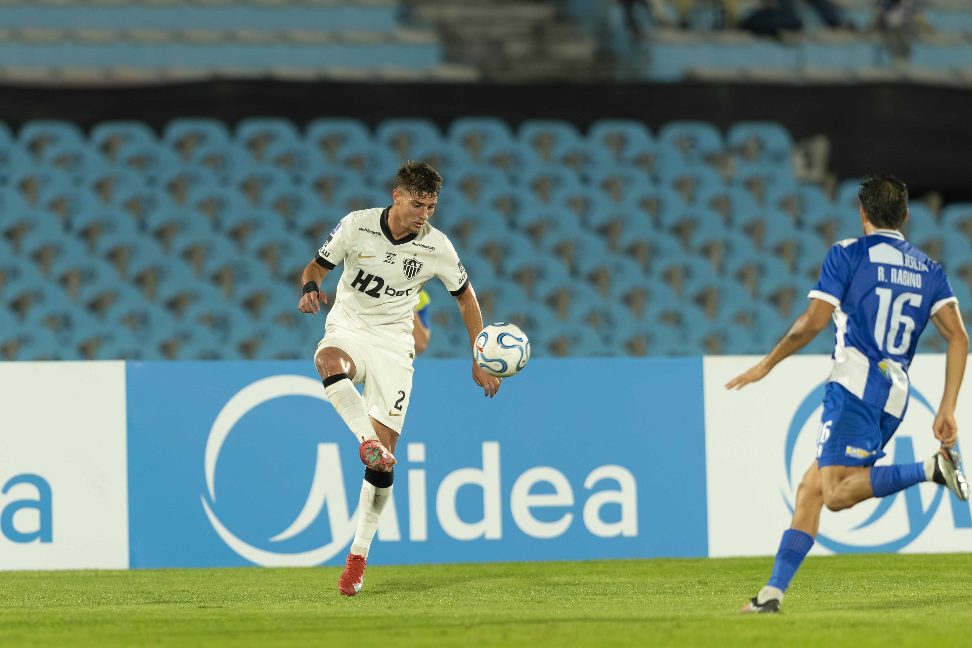 Lateral do Atlético lamenta empate na Sul-Americana, mas aponta evolução na equipe