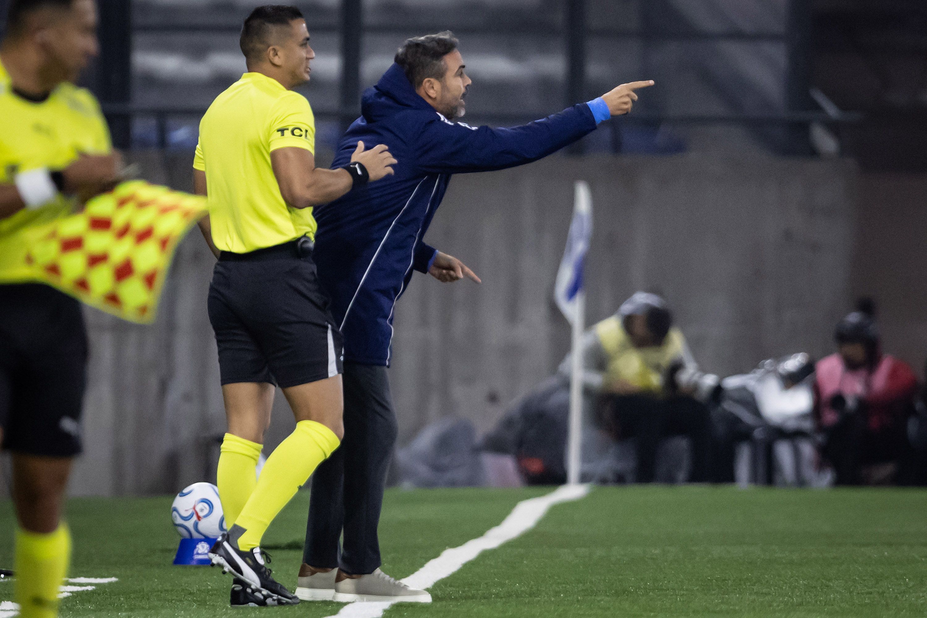Artur Jorge vê méritos em Otávio para titularidade no Cruzeiro: 'Tem feito o melhor'