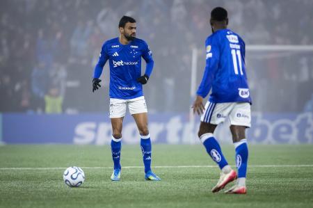 Fabrício Bruno em ação pelo Cruzeiro na Libertadores