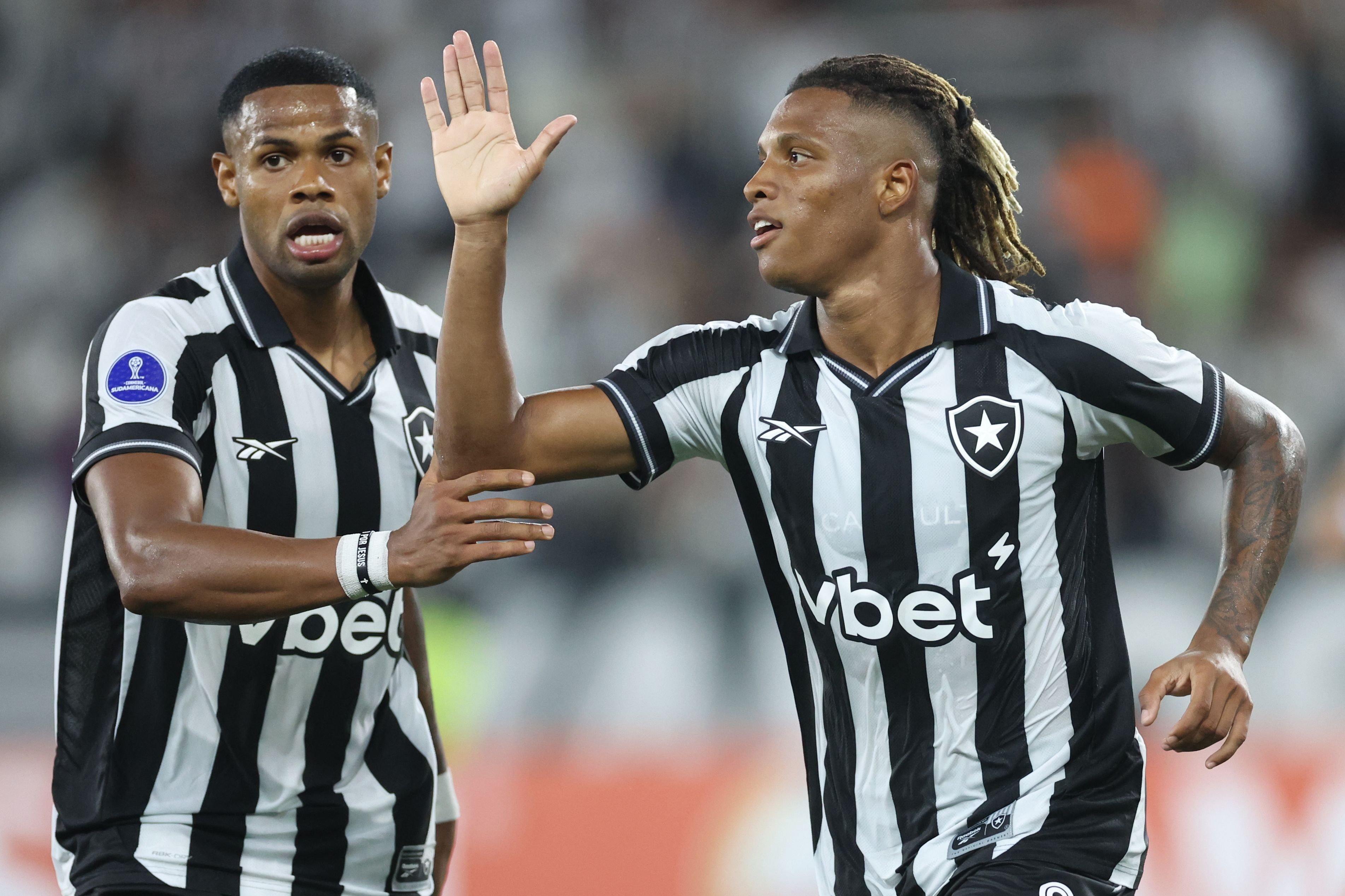 Racing falha duas vezes, Botafogo vence e assume liderança do grupo na Sul-Americana