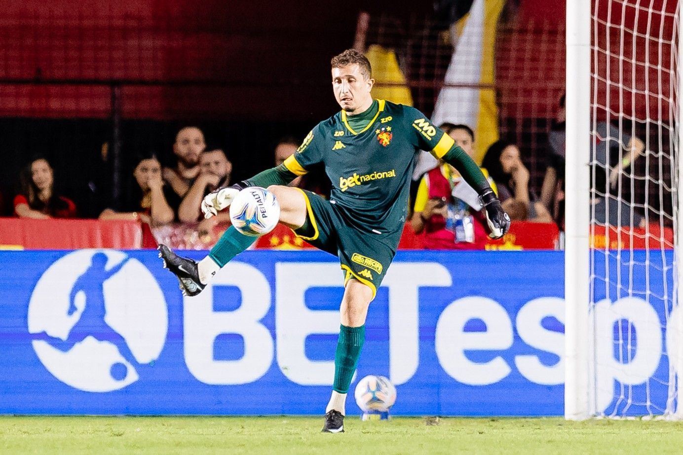 Goleiro do Sport atravessa fase decisiva e vira peça-chave na temporada