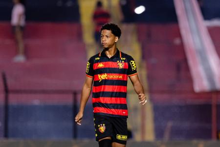 Volante Zé Lucas em ação pelo Sport na temporada 2026