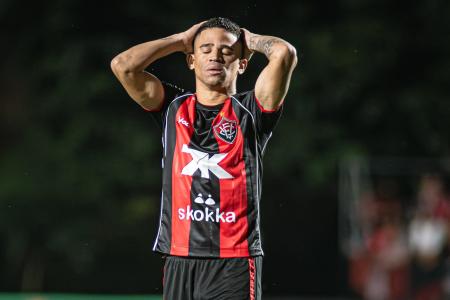 Erick, do Vitória, lamenta chance de gol desperdiçada durante partida