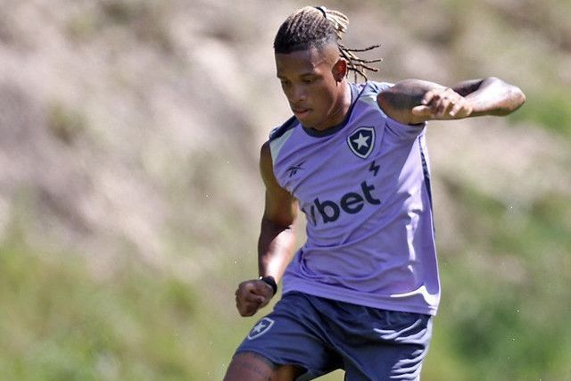 Técnico do Botafogo revela por que Danilo não jogou contra o Corinthians e manda recado