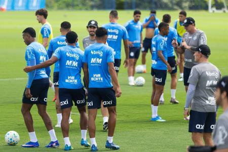 Jogadores e comissão técnica do Bahia durante treino no CT Evaristo de Macedo