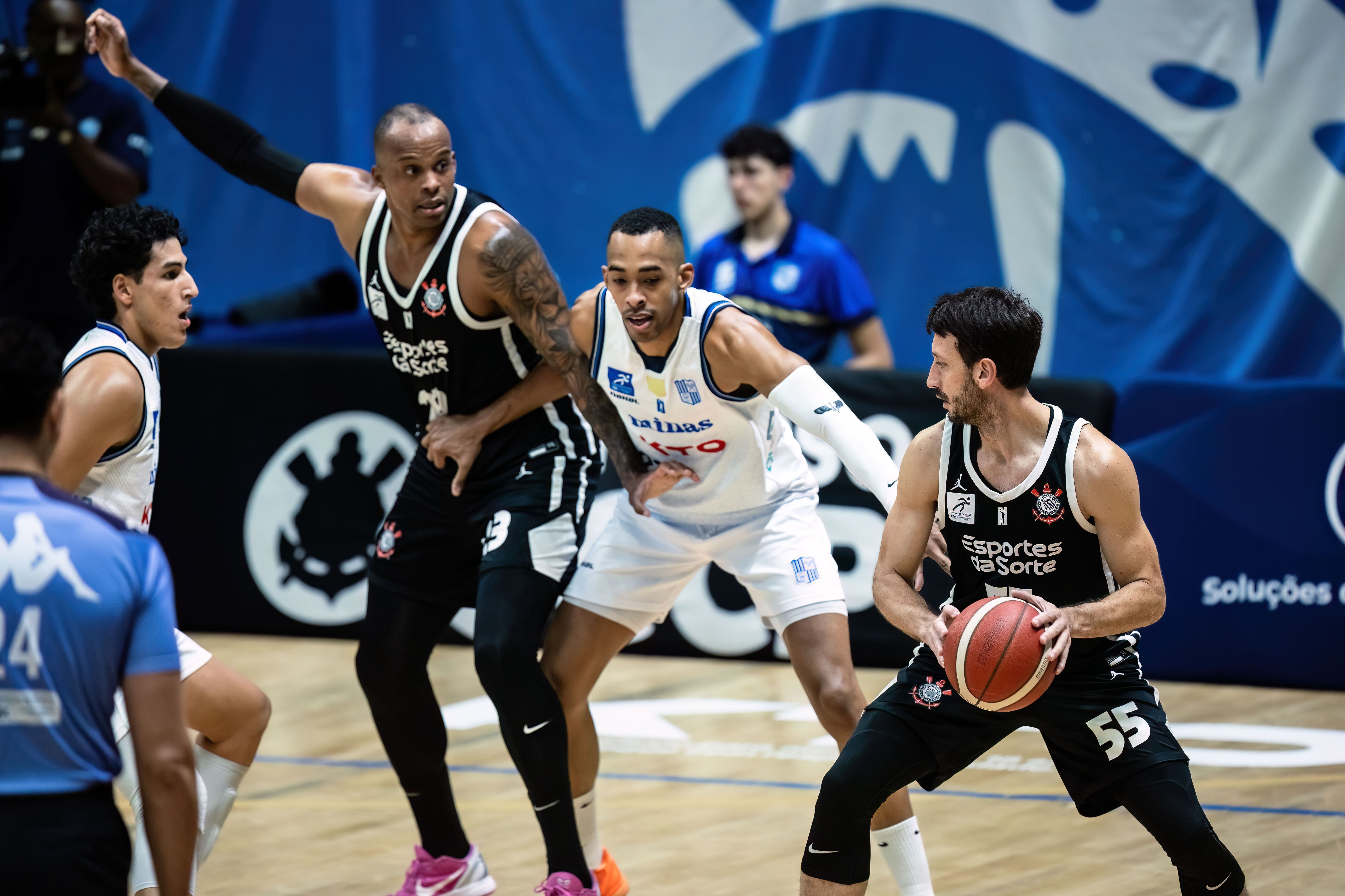 Com ‘apagão’ pós-intervalo, KTO Minas perde para o Corinthians e é eliminado do NBB