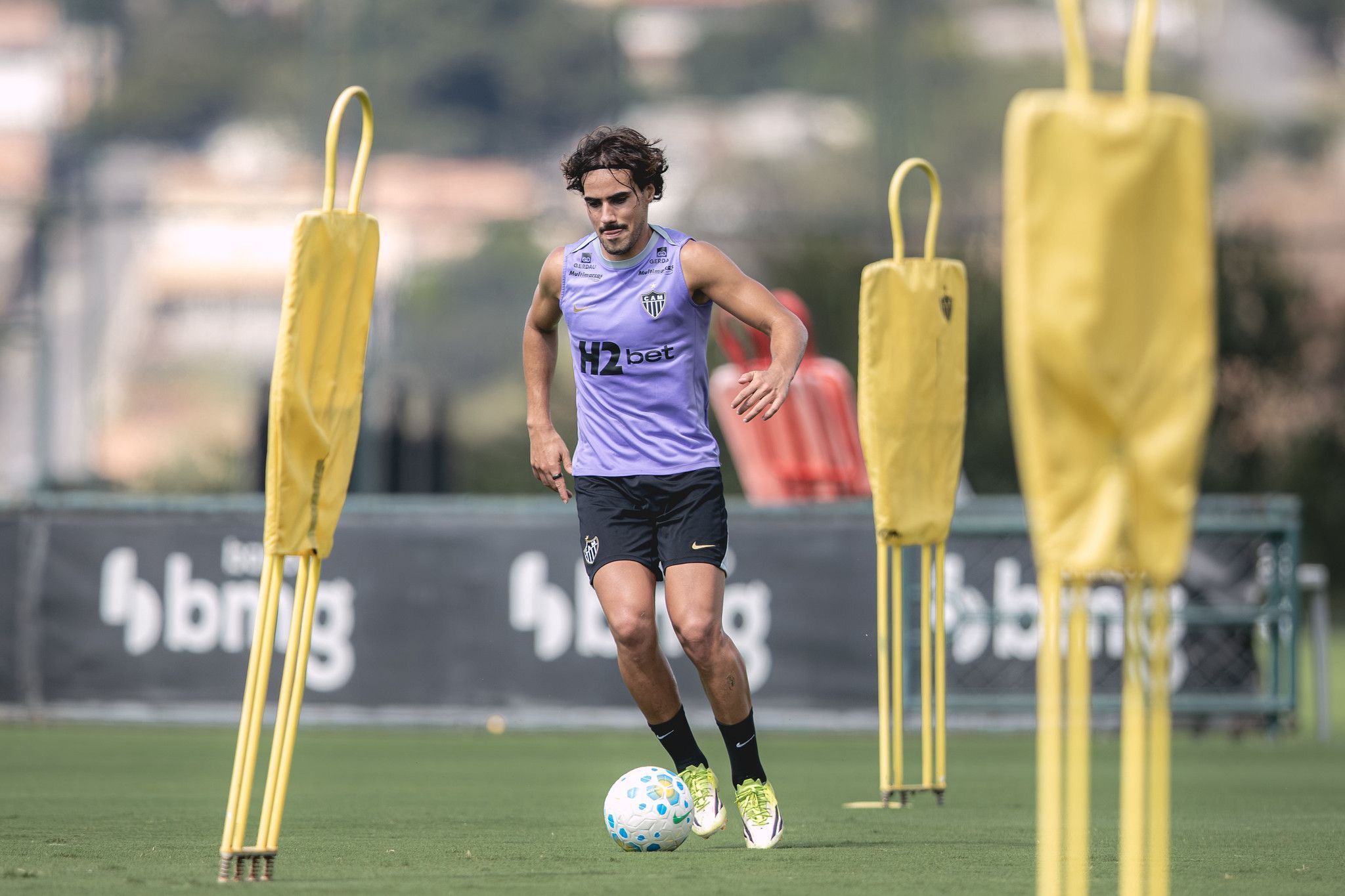 Clube paulista prepara oferta por meia do Atlético; saiba detalhes