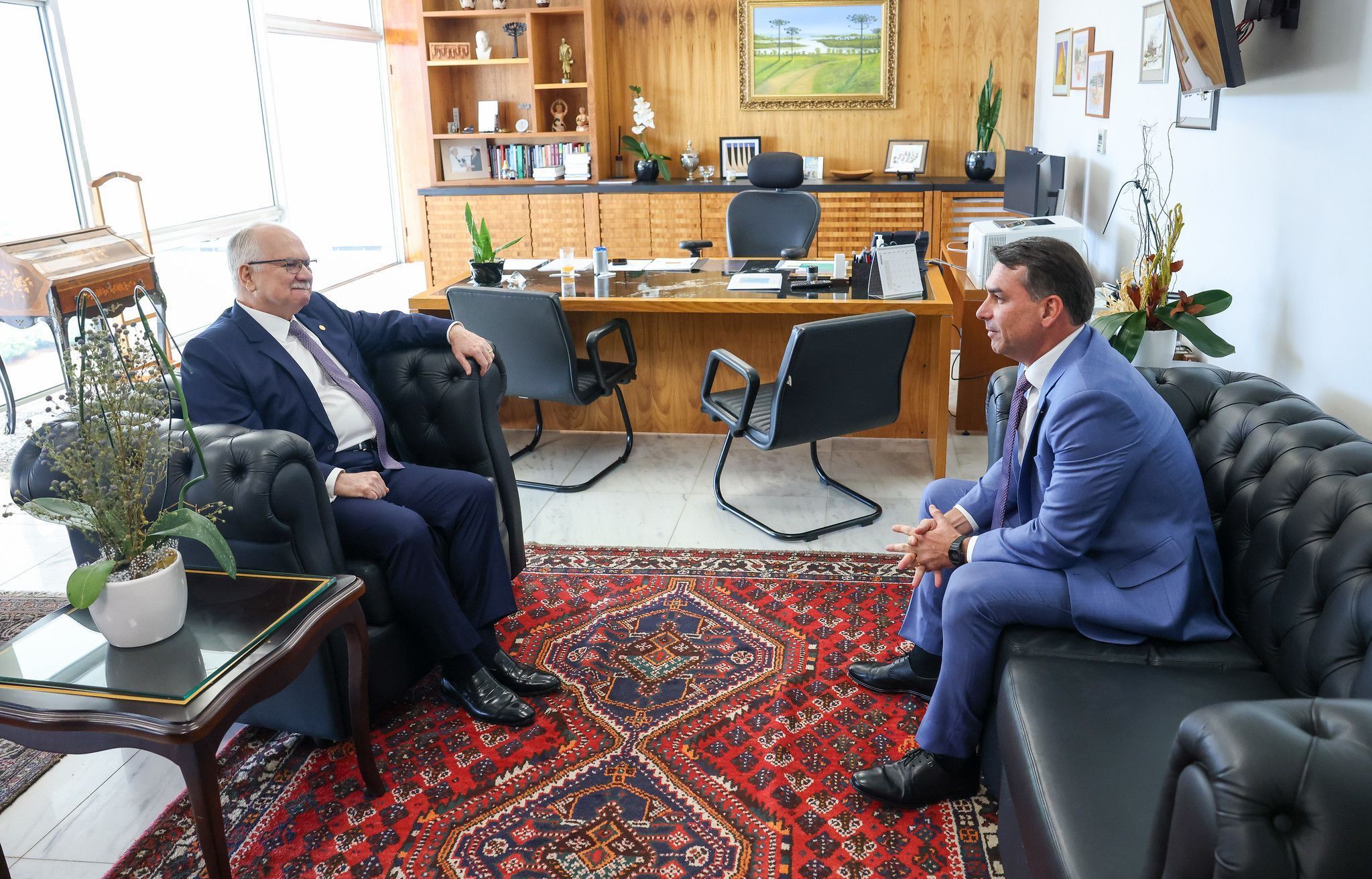 Flávio cobra de Fachin desbloqueio das redes de Bolsonaro após encontro no STF