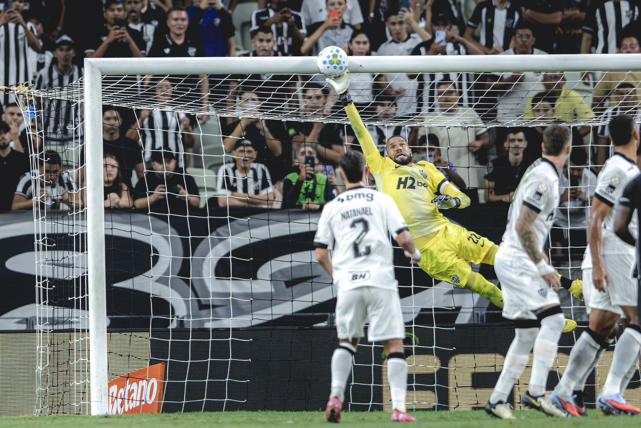Herói da classificação às oitavas, Everson atinge feito pelo Atlético na Copa do Brasil
