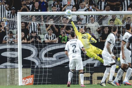 Everson durante duelo com Ceará, pela Copa do Brasil