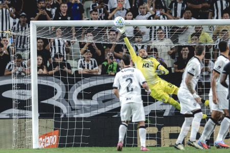 Everson durante duelo com Ceará, pela Copa do Brasil